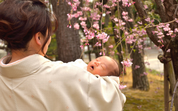 【お宮参りの服装ガイド】赤ちゃん・母親・父親・祖父母の衣装選び！夏冬は？