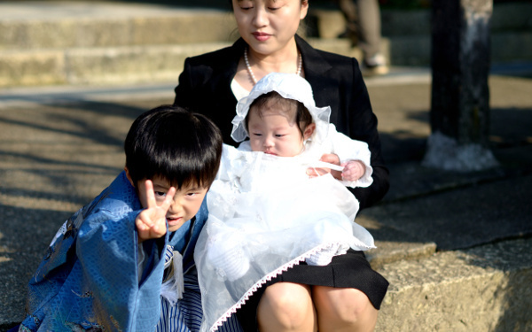 【お宮参りの服装ガイド】赤ちゃん・母親・父親・祖父母の衣装選び！夏冬は？