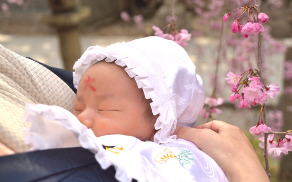 【お宮参りの服装ガイド】赤ちゃん・母親・父親・祖父母の衣装選び！夏冬は？