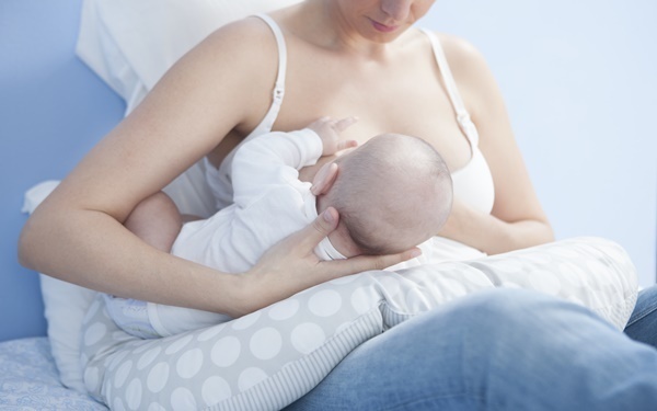 授乳クッション人気のおすすめ15選【抱き枕や携帯できるアイテムも！】