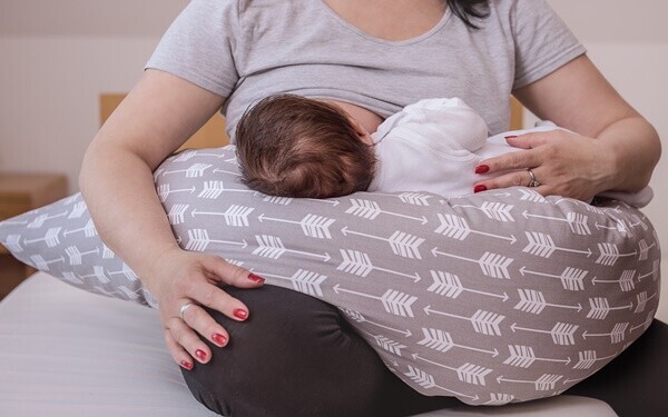 授乳クッション人気のおすすめ15選【抱き枕や携帯できるアイテムも！】