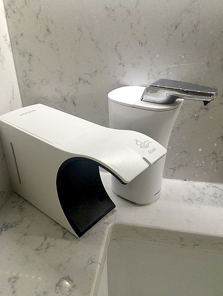 わが家の洗面所の大ヒットアイテム！ 「自動ソープディスペンサー」が想像以上に便利【人気ブロガーの「これがマイベスト」  Vol.22】