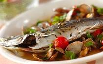 豊洲市場の新鮮な素材を家庭に届けるサービス「豊洲の目利き」とエキサイトが運営する「E・レシピ」がコラボしたミールキットを体験してみました！ 今回の献立は、素材の味わいを最大限に生かす「アジとアサリのアクアパッツァ」と「ズッキーニと卵のソテー」です。