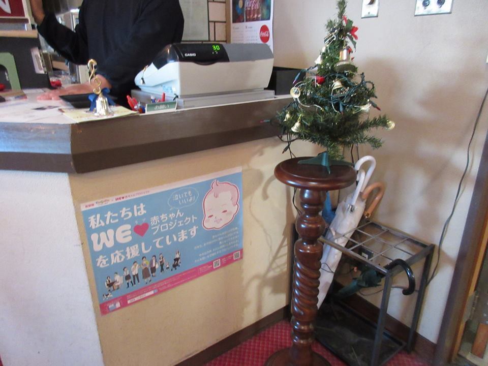 「泣いてもいいじ！」長野県限定のステッカーとポスターで子育て支援