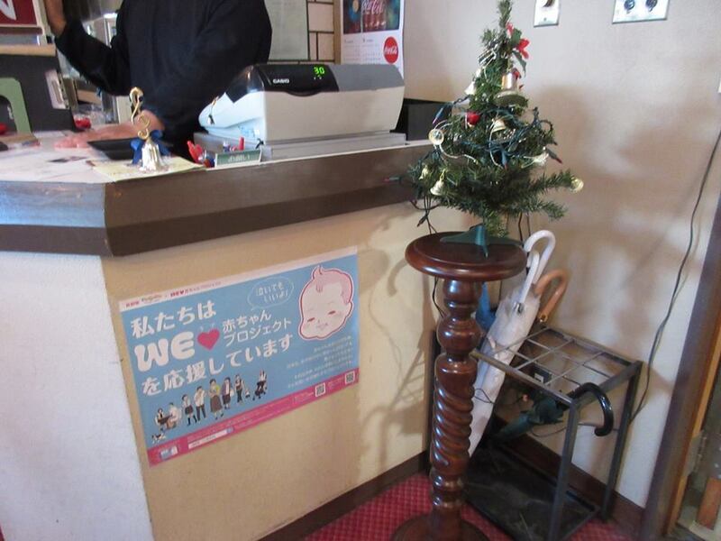 「泣いてもいいじ！」長野県限定のステッカーとポスターで子育て支援