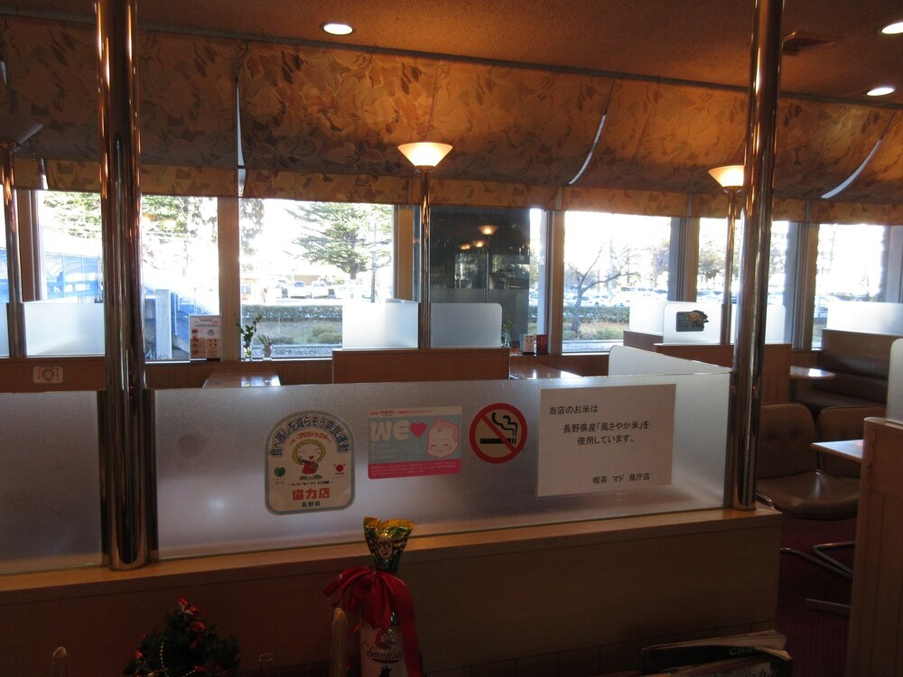 「泣いてもいいじ！」長野県限定のステッカーとポスターで子育て支援