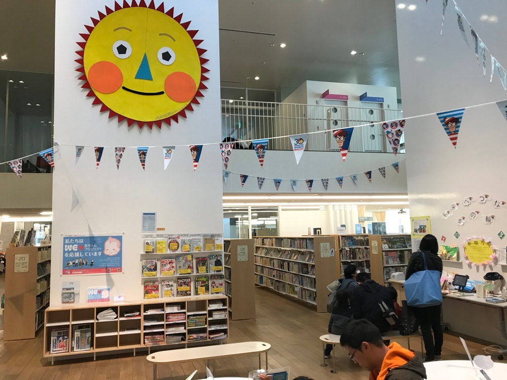 「泣いてもいいじ！」長野県限定のステッカーとポスターで子育て支援