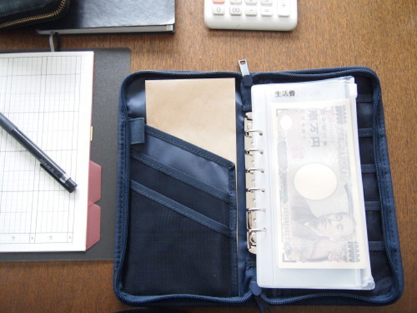  無印の「パスポートケース」が家計管理にぴったり！ ムリなく続けられると大評判【人気ブロガーの「これがマイベスト」  Vol.24】