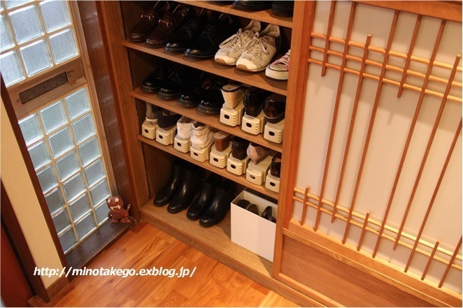 無印良品や100均を使った「靴収納アイディア」　吊るして、重ねて、収納力アップ！