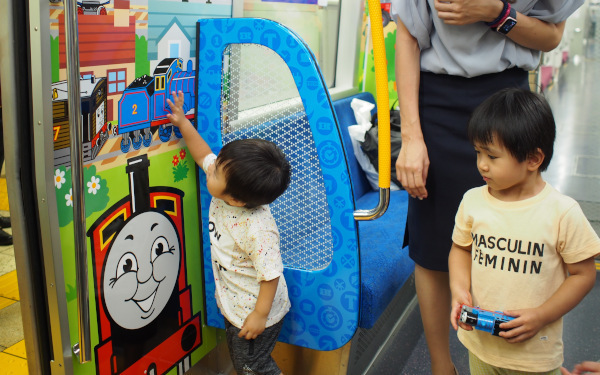 ベビーカー論争に一石を投じる！ 都営大江戸線「子育て応援スペース」その舞台裏と運行状況は？