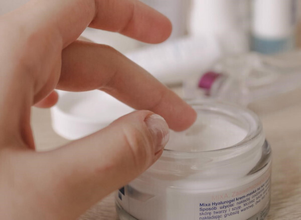 爪の乾燥を防ぐセルフケア方法。きれいなすっぴん爪を手に入れよう