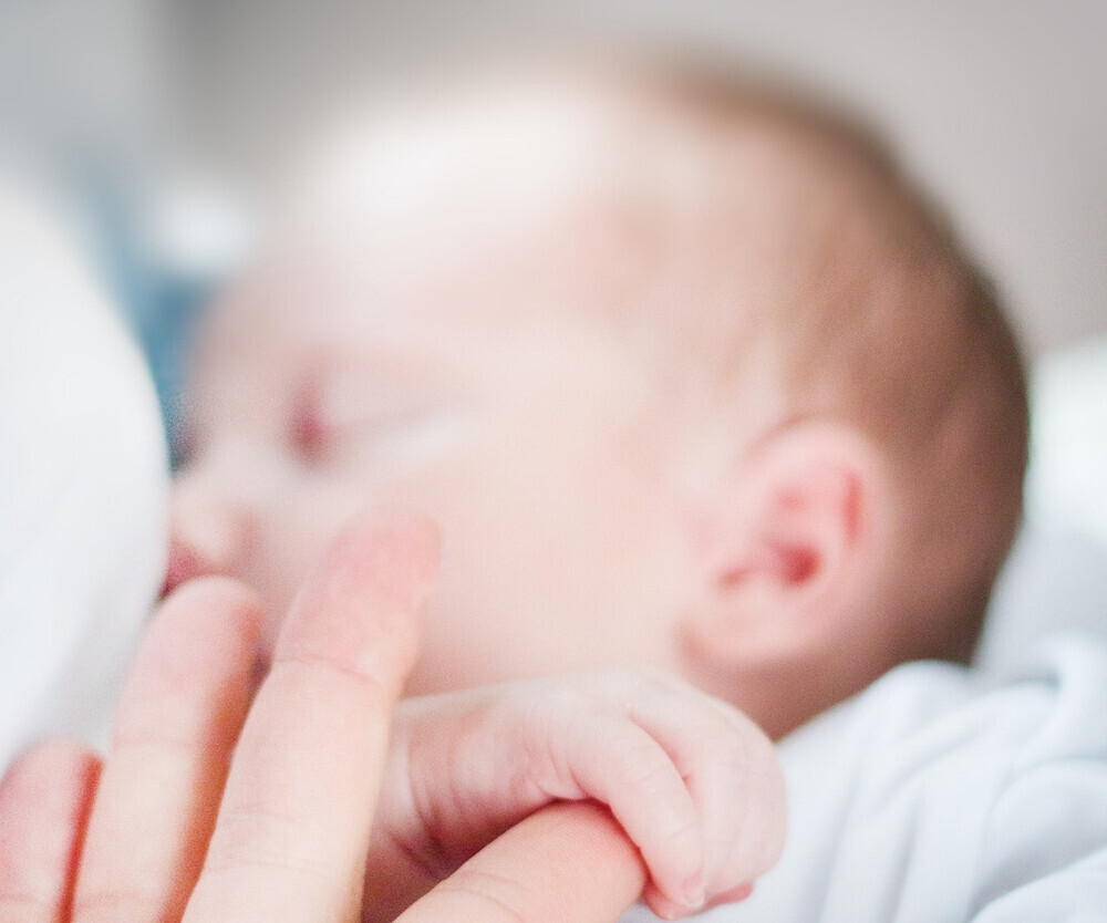 赤ちゃんを抱っこするコツとは？　抱っこをする時に大事なこと