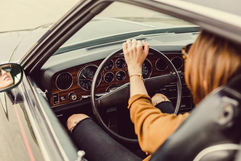 チャイルドシートを助手席に付けるのは危険？ 考えられるリスクとは