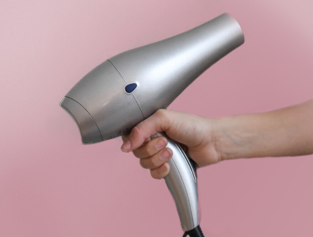 ドライヤーはどう収納すればよい？　長持ちさせるコードの畳み方も紹介