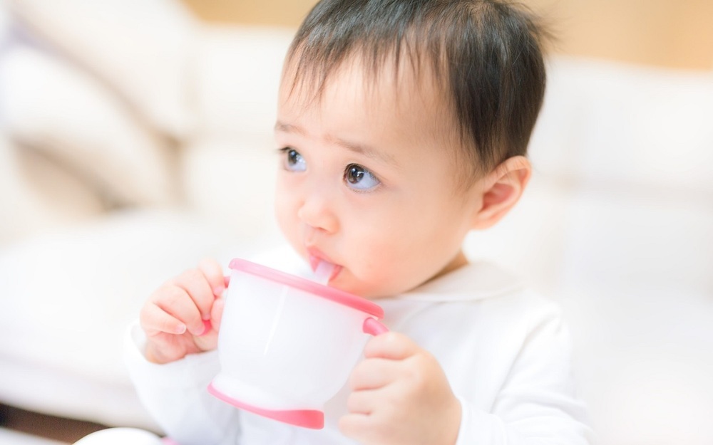 赤ちゃんがストローを使えるのはいつから？　練習方法や注意点も紹介