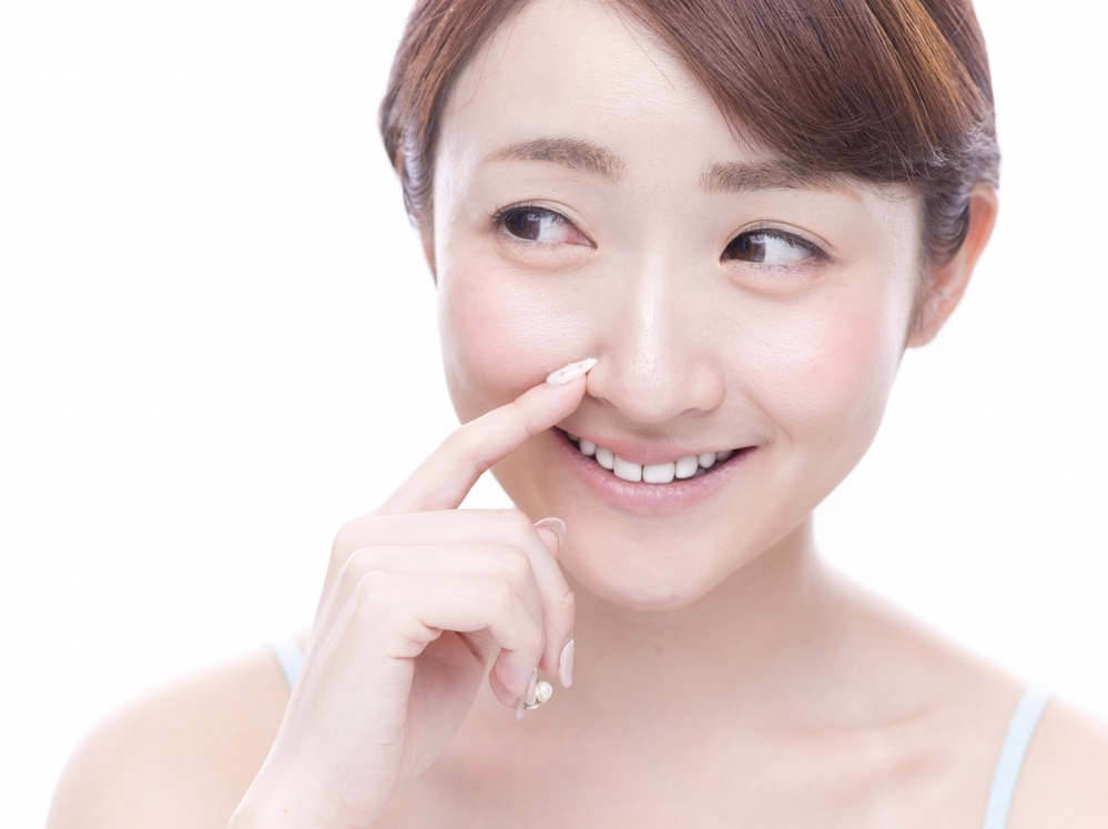 【医師監修】鼻の中のニキビは病院へ？　痛みの原因と治し方