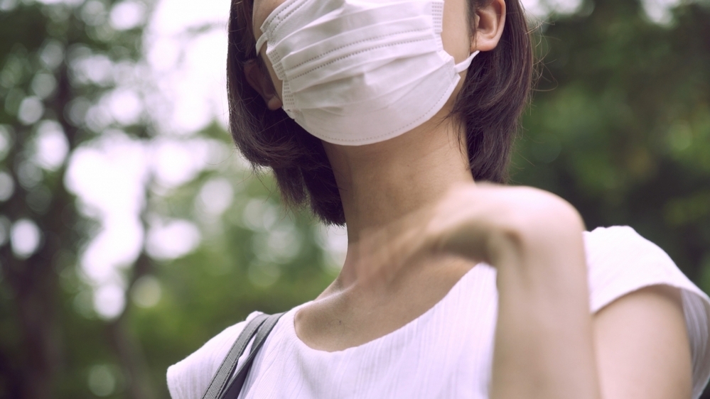 【医師監修】首のシワは年齢が出る?!　シワの原因とケア方法を知って対策！