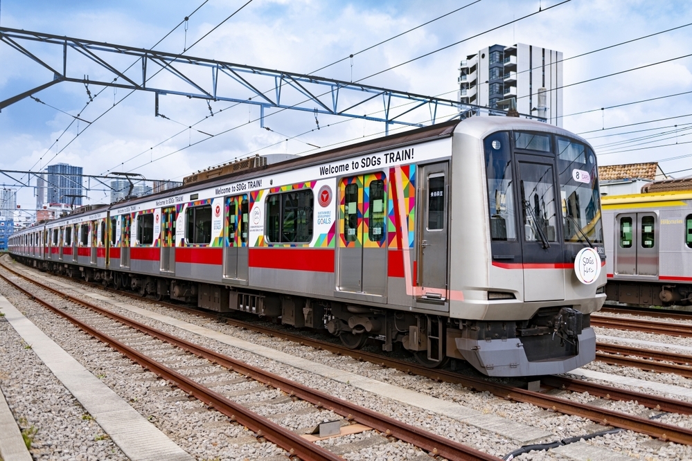 東急電鉄のSDGsトレインに「WEラブ赤ちゃんプロジェクト×世田谷区」のポスター 5/31まで