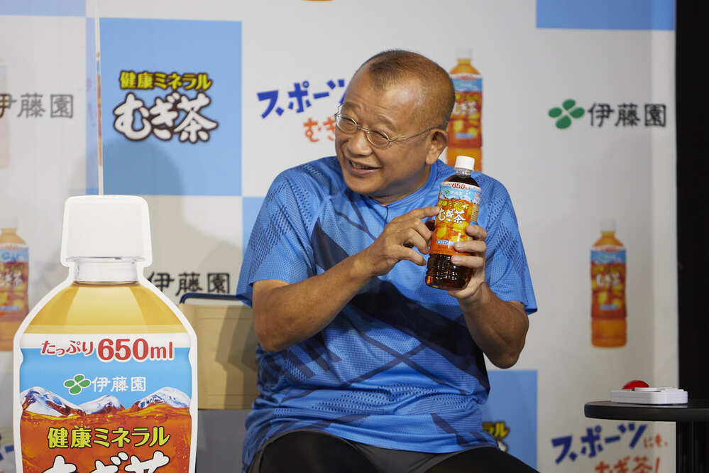 「足が速くなるコツ」を陸上の桐生選手が直伝！笑福亭鶴瓶さんと楽しむ「スポーツにも、むぎ茶！キャンペーン」