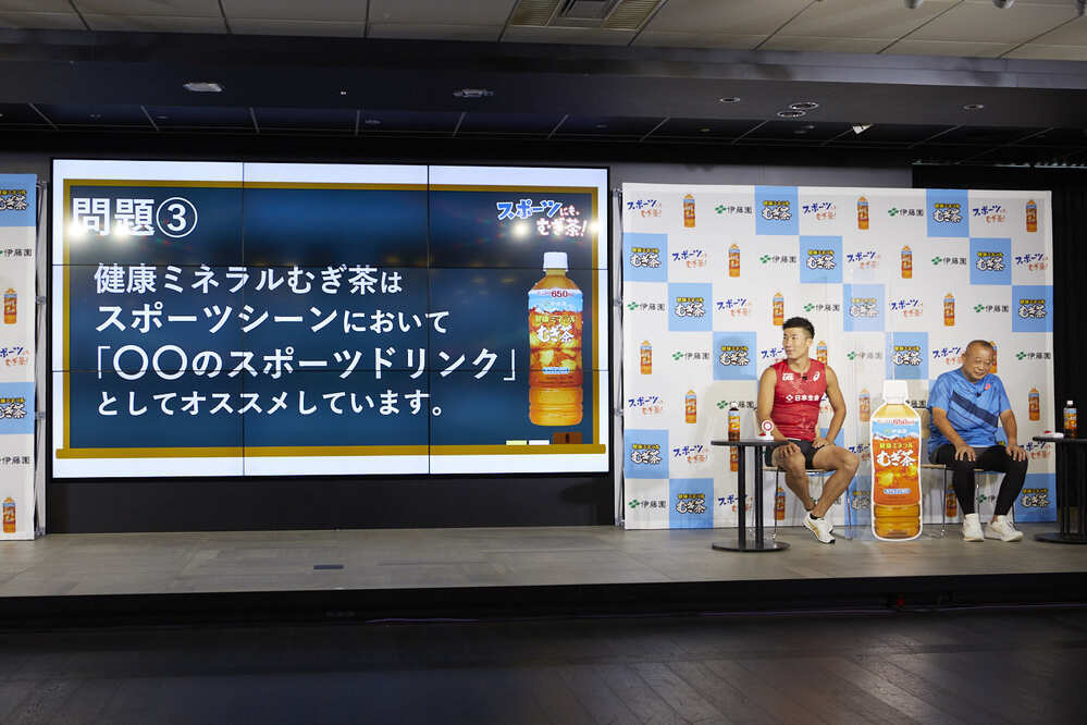 「足が速くなるコツ」を陸上の桐生選手が直伝！笑福亭鶴瓶さんと楽しむ「スポーツにも、むぎ茶！キャンペーン」