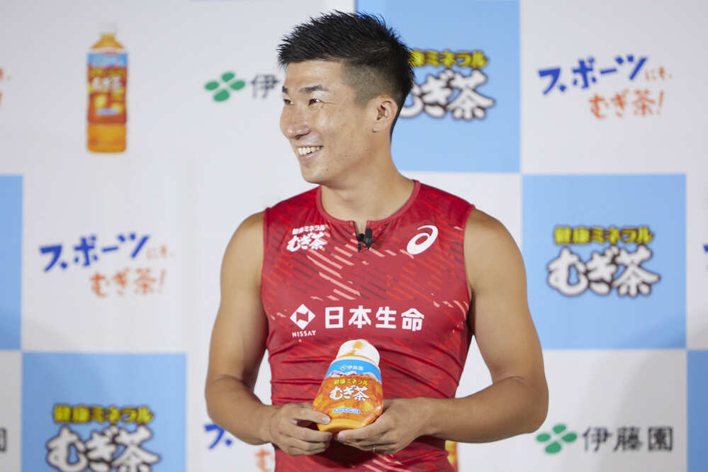 「足が速くなるコツ」を陸上の桐生選手が直伝！笑福亭鶴瓶さんと楽しむ「スポーツにも、むぎ茶！キャンペーン」