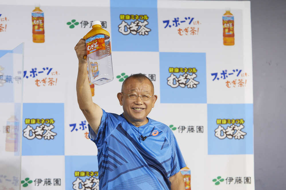 「足が速くなるコツ」を陸上の桐生選手が直伝！笑福亭鶴瓶さんと楽しむ「スポーツにも、むぎ茶！キャンペーン」