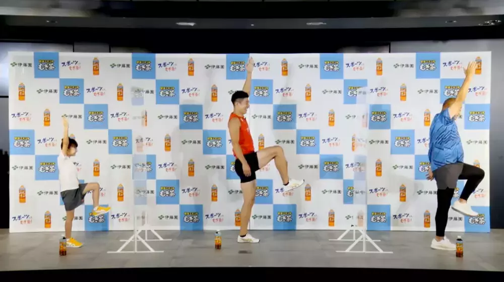 「足が速くなるコツ」を陸上の桐生選手が直伝！笑福亭鶴瓶さんと楽しむ「スポーツにも、むぎ茶！キャンペーン」