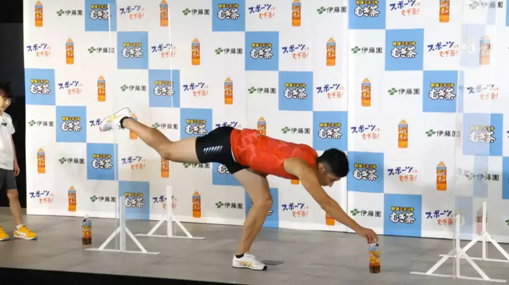 「足が速くなるコツ」を陸上の桐生選手が直伝！笑福亭鶴瓶さんと楽しむ「スポーツにも、むぎ茶！キャンペーン」