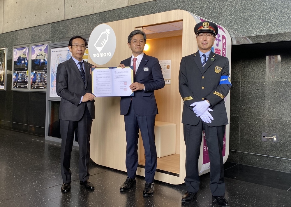 「泣いてもかましまへん！」ステッカーを京都府内各所で配布中！ 「京都府子育て環境日本一推進会議」がWEラブ赤ちゃんプロジェクトに賛同