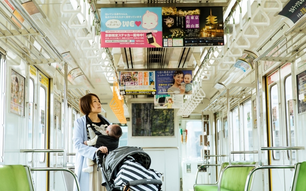 5月31日まで！京都限定「泣いてもかましまへん!」ステッカーが府内212店舗のファミリーマートで無料配布中！　京都府内にはポスター等の掲示も