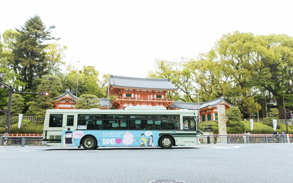 5月31日まで！京都限定「泣いてもかましまへん!」ステッカーが府内212店舗のファミリーマートで無料配布中！　京都府内にはポスター等の掲示も