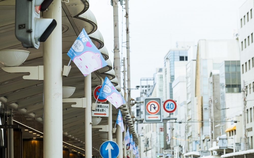 5月31日まで！京都限定「泣いてもかましまへん!」ステッカーが府内212店舗のファミリーマートで無料配布中！　京都府内にはポスター等の掲示も
