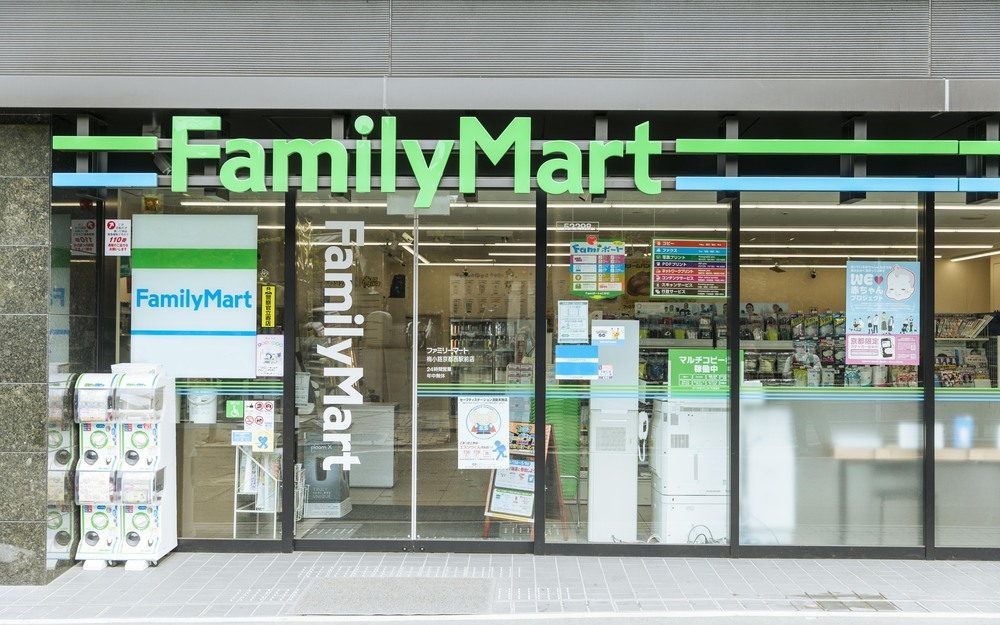 5月31日まで！京都限定「泣いてもかましまへん!」ステッカーが府内212店舗のファミリーマートで無料配布中！　京都府内にはポスター等の掲示も