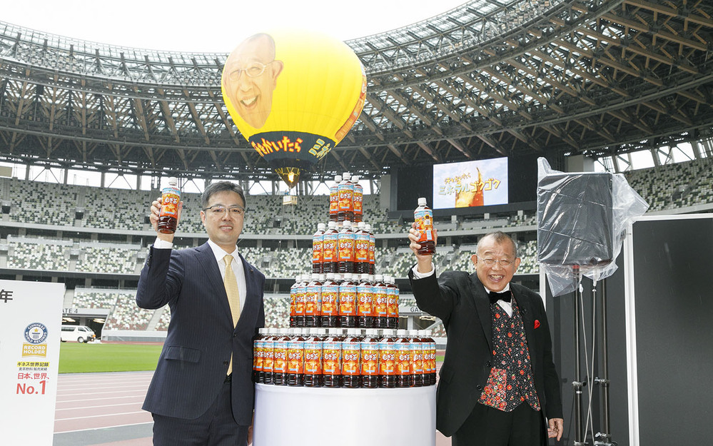 ギネス認定！伊藤園「健康ミネラルむぎ茶」笑福亭鶴瓶、自身の顔が描かれた巨大な気球に感動