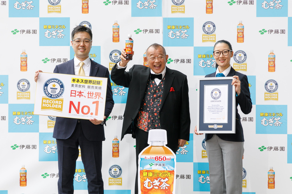 ギネス認定！伊藤園「健康ミネラルむぎ茶」笑福亭鶴瓶、自身の顔が描かれた巨大な気球に感動
