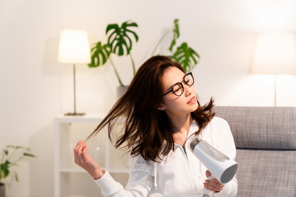 ペタンコ髪が気になりだしたら…！　「フワリー＆電気ブラシ」で始めるファーストボリュームケア【編集部の「これ、気になる！」  Vol.16】