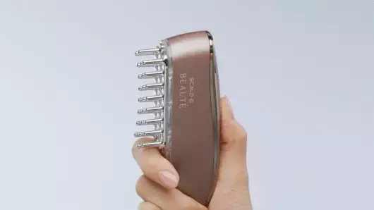 ペタンコ髪が気になりだしたら…！　「フワリー＆電気ブラシ」で始めるファーストボリュームケア【編集部の「これ、気になる！」  Vol.16】