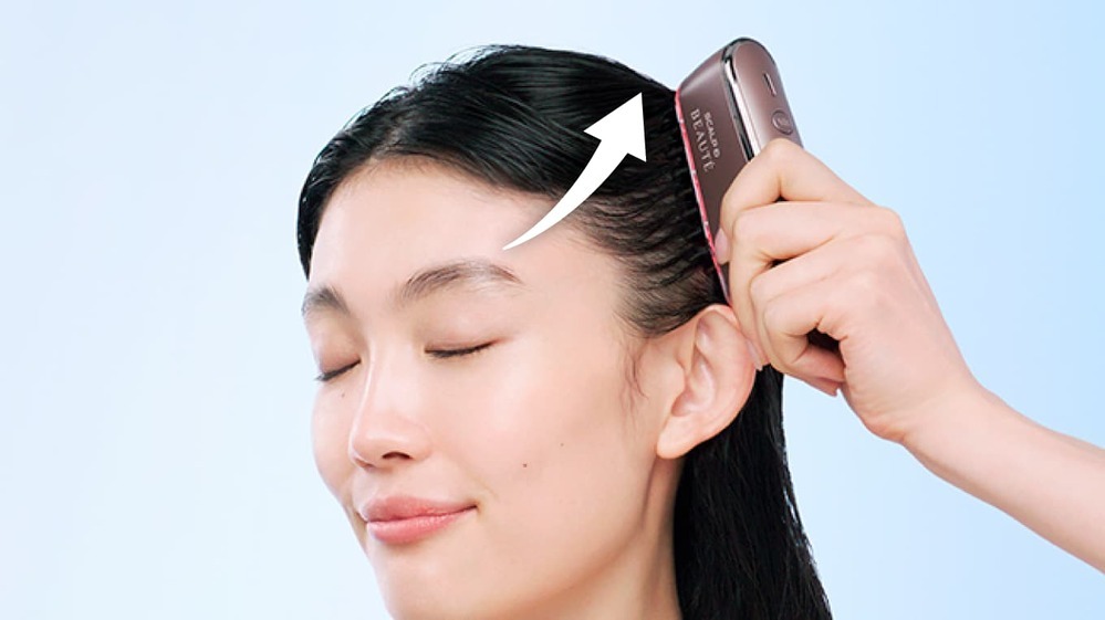 ペタンコ髪が気になりだしたら…！　「フワリー＆電気ブラシ」で始めるファーストボリュームケア【編集部の「これ、気になる！」  Vol.16】