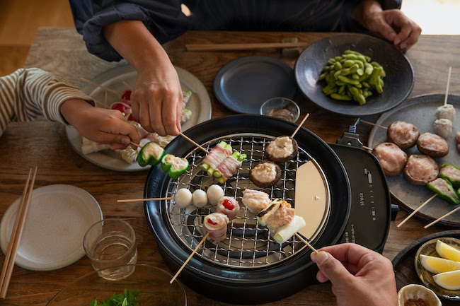 焼肉、お鍋、たこ焼き、串焼きも！  “囲炉裏で家族団らん” が自宅で叶う⁉︎  卓上調理家電「おうちいろり」【編集部の「これ、気になる！」  Vol.17】
