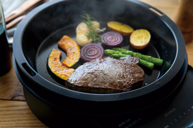 焼肉、お鍋、たこ焼き、串焼きも！  “囲炉裏で家族団らん” が自宅で叶う⁉︎  卓上調理家電「おうちいろり」【編集部の「これ、気になる！」  Vol.17】