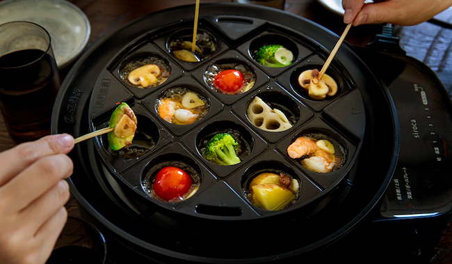 焼肉、お鍋、たこ焼き、串焼きも！  “囲炉裏で家族団らん” が自宅で叶う⁉︎  卓上調理家電「おうちいろり」【編集部の「これ、気になる！」  Vol.17】