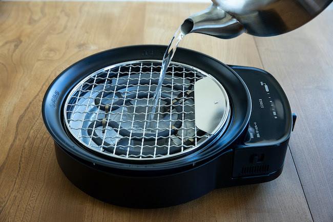 焼肉、お鍋、たこ焼き、串焼きも！  “囲炉裏で家族団らん” が自宅で叶う⁉︎  卓上調理家電「おうちいろり」【編集部の「これ、気になる！」  Vol.17】