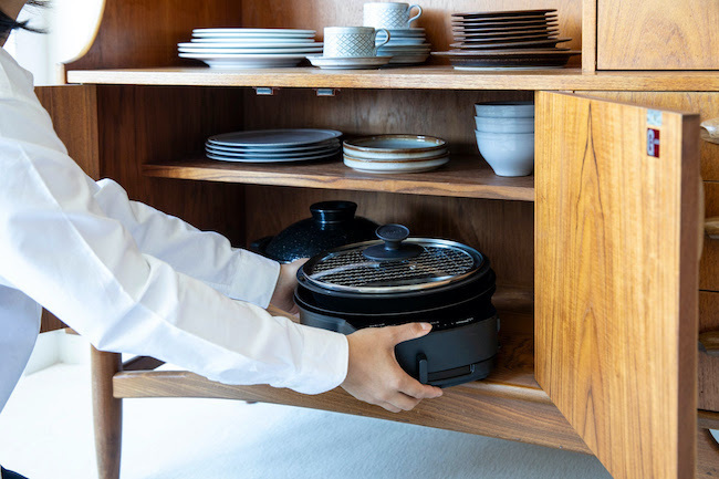 焼肉、お鍋、たこ焼き、串焼きも！  “囲炉裏で家族団らん” が自宅で叶う⁉︎  卓上調理家電「おうちいろり」【編集部の「これ、気になる！」  Vol.17】