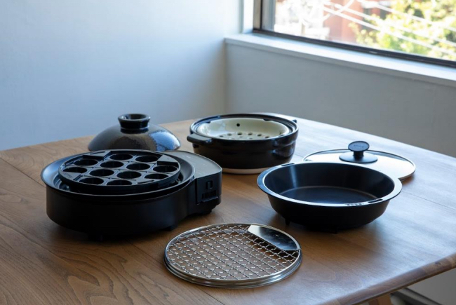 焼肉、お鍋、たこ焼き、串焼きも！  “囲炉裏で家族団らん” が自宅で叶う⁉︎  卓上調理家電「おうちいろり」【編集部の「これ、気になる！」  Vol.17】