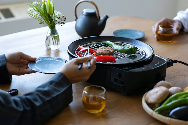 焼肉、お鍋、たこ焼き、串焼きも！  “囲炉裏で家族団らん” が自宅で叶う⁉︎  卓上調理家電「おうちいろり」【編集部の「これ、気になる！」  Vol.17】