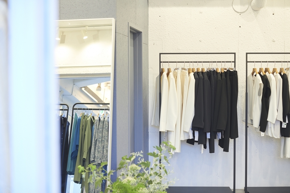 年齢や流行に左右されない。女性を応援するファッションブランド「SOÉJU（ソージュ）」の“売らない試着室”【編集部の「これ、気になる！」  Vol.20】