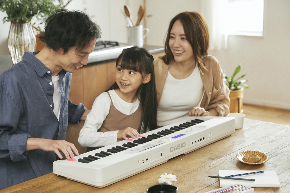 【プレゼントあり】脳の活性化にもつながる！　初めての子でもすぐに演奏できる、光ナビゲーションキーボード【編集部の「これ、気になる！」  Vol.31】