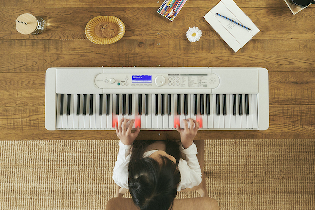 【プレゼントあり】脳の活性化にもつながる！　初めての子でもすぐに演奏できる、光ナビゲーションキーボード【編集部の「これ、気になる！」  Vol.31】