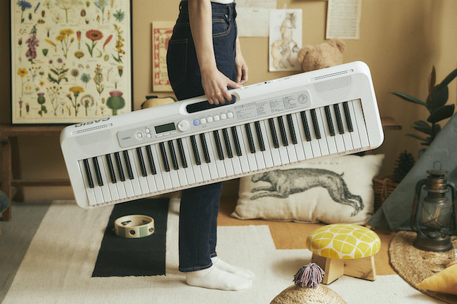 【プレゼントあり】脳の活性化にもつながる！　初めての子でもすぐに演奏できる、光ナビゲーションキーボード【編集部の「これ、気になる！」  Vol.31】