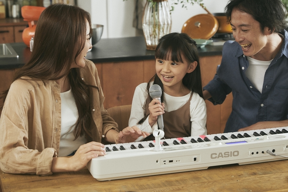 【プレゼントあり】脳の活性化にもつながる！　初めての子でもすぐに演奏できる、光ナビゲーションキーボード【編集部の「これ、気になる！」  Vol.31】